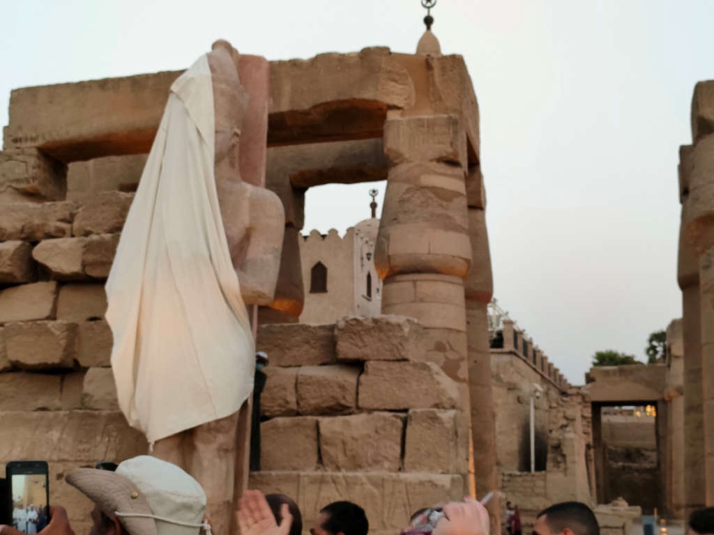 الفرعون رمسيس الثانى يحتفل بعودة تماثيله لواجهات معبده بعد آلاف السنين (12)