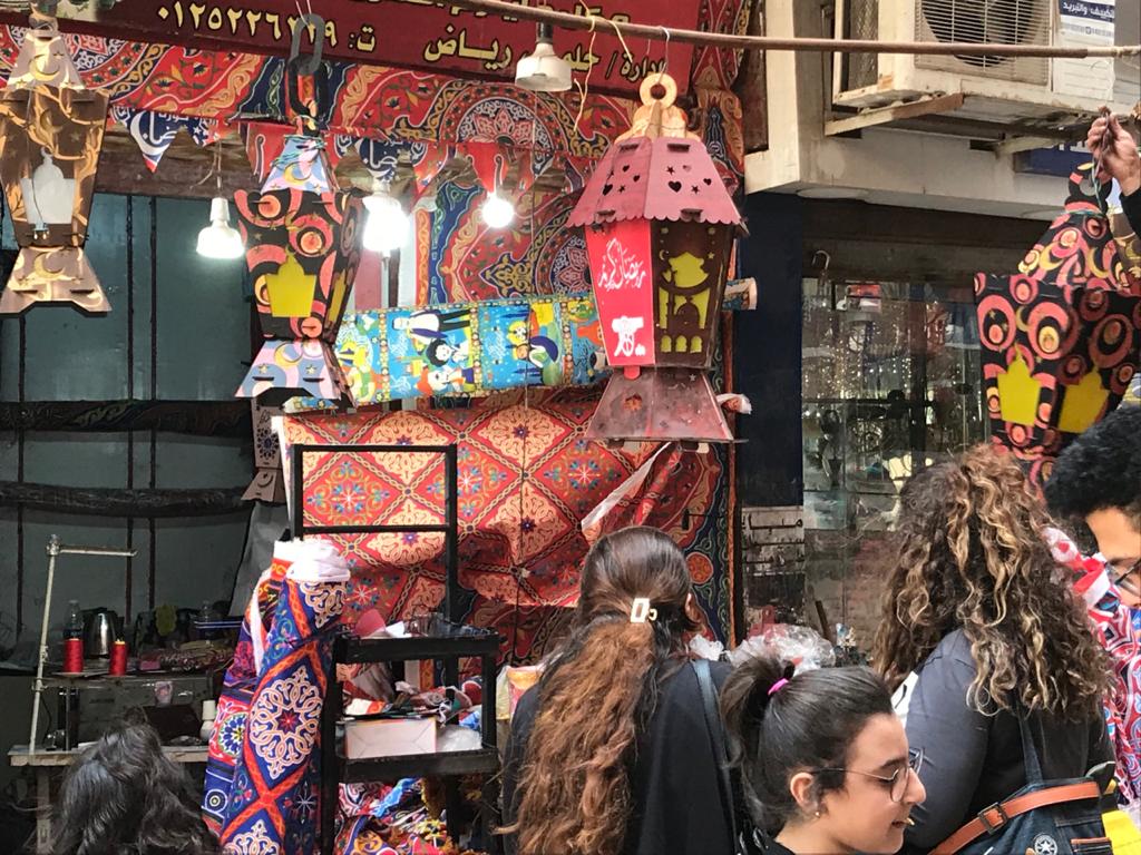 إقبال من المواطنين لشراء زينة وفوانيس رمضان من محل رامى (4)