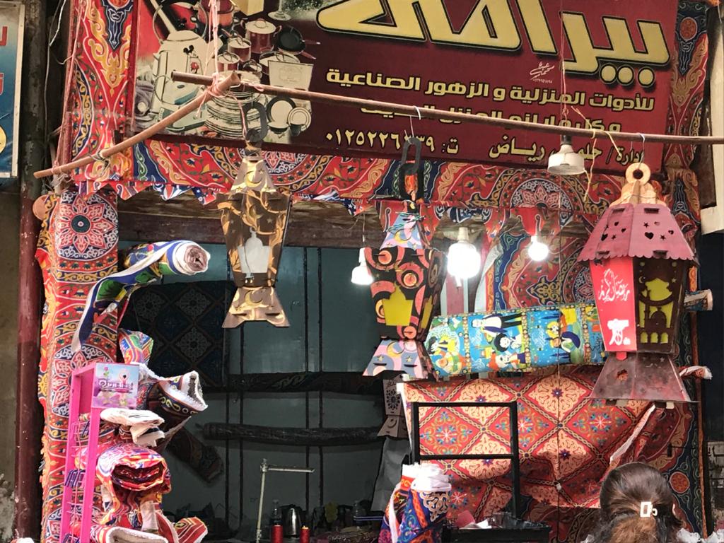 إقبال من المواطنين لشراء زينة وفوانيس رمضان من محل رامى (3)