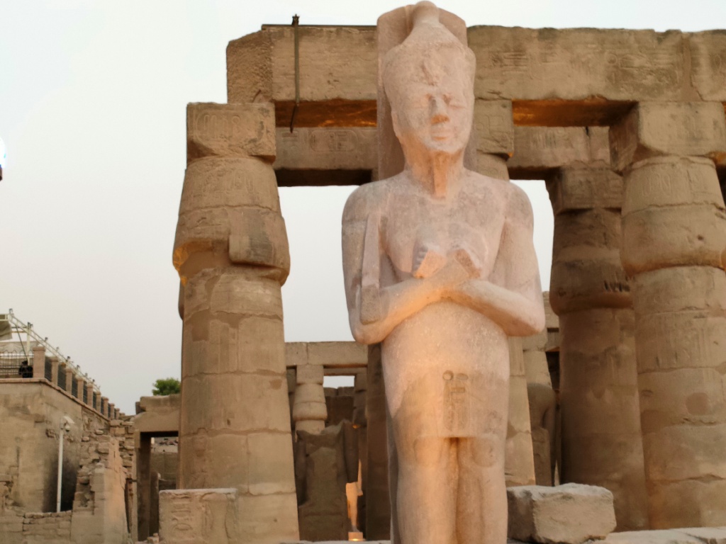 الفرعون رمسيس الثانى يحتفل بعودة تماثيله لواجهات معبده بعد آلاف السنين (2)