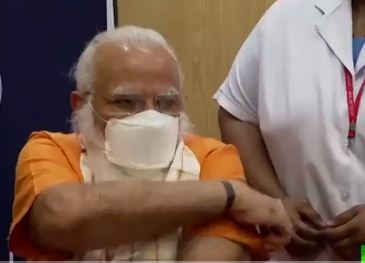 تطعيم رئيس وزراء الهند باللقاح