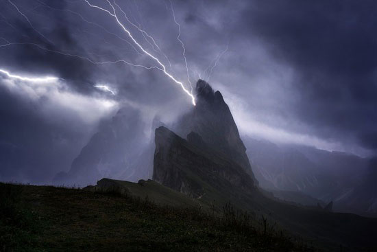 صاعقة برق نادرة تصعد نحو السماء في جبال الدولوميت الإيطالية