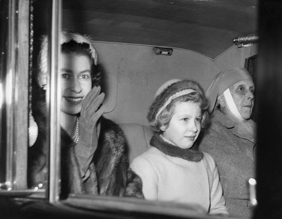 الأميرة أليس مع الملكة والأميرة آن في لندن في عيد الميلاد عام 1957