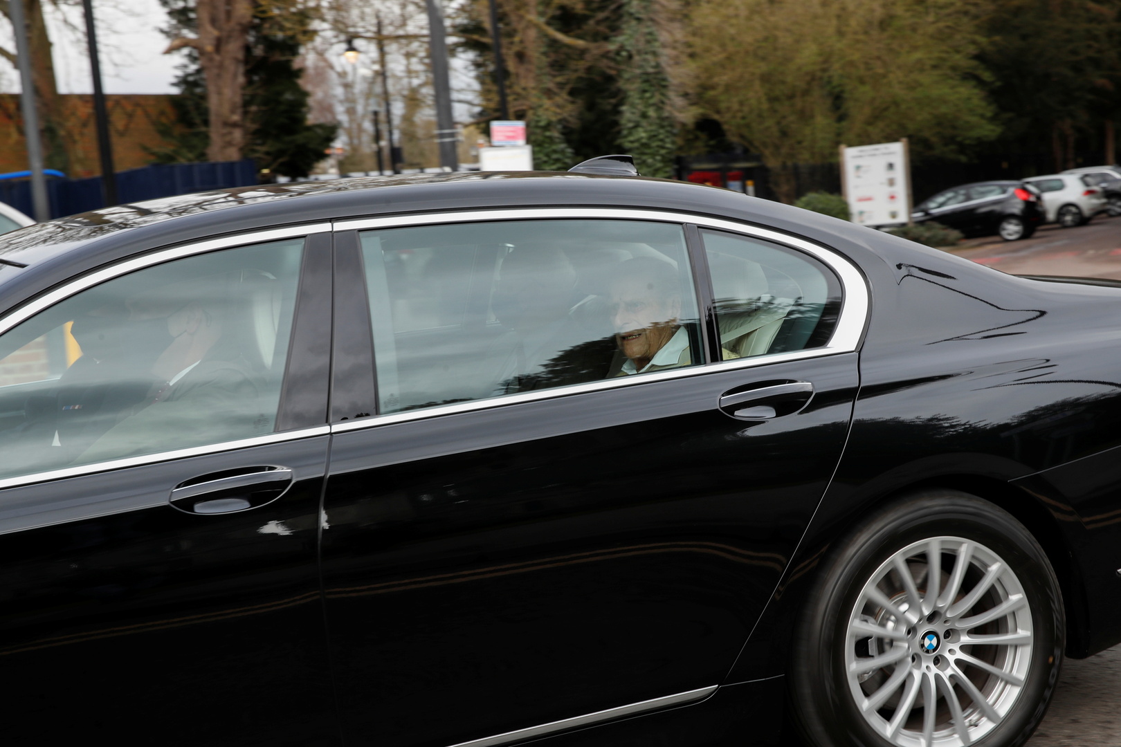 الأمير فيليب داخل سيارته بعد خروجه من المستشفى