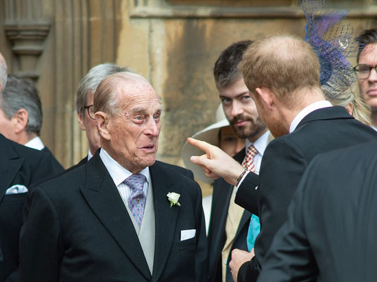 فيليب وحفيده الأمير هاري يتشاركان مزحة في حفل زفاف جابرييلا وندسور