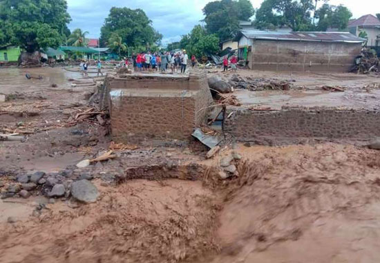 ارتفاع حصيلة ضحايا الفيضانات في إندونيسيا إلى 165