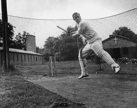 دوق إدنبرة يلعب الكريكت عام 1947