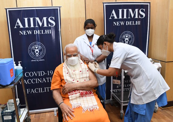 رئيس وزراء الهند يحصل على اللقاح