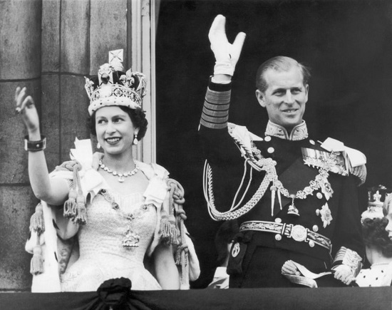 الملكة إليزابيث ودوق إدنبرة يلوحان للحشود من الشرفة في قصر باكنجهام بعد تتويج عام 1953
