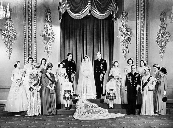 الأميرة أليس مع ابنها وزوجته في يوم زفافهما عام 1947