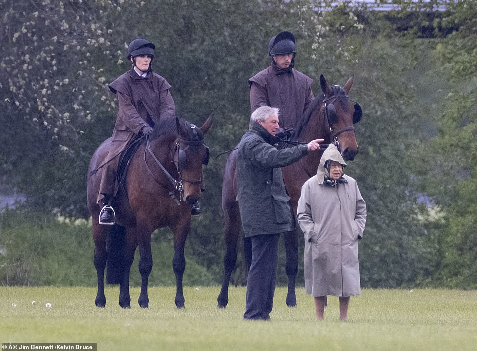 الملكة اليزابيث تتفقد الخيول