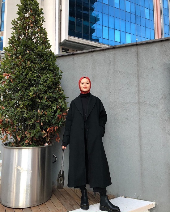 أفكار لتنسيق ملابسك السوداء مع الحجاب (4)