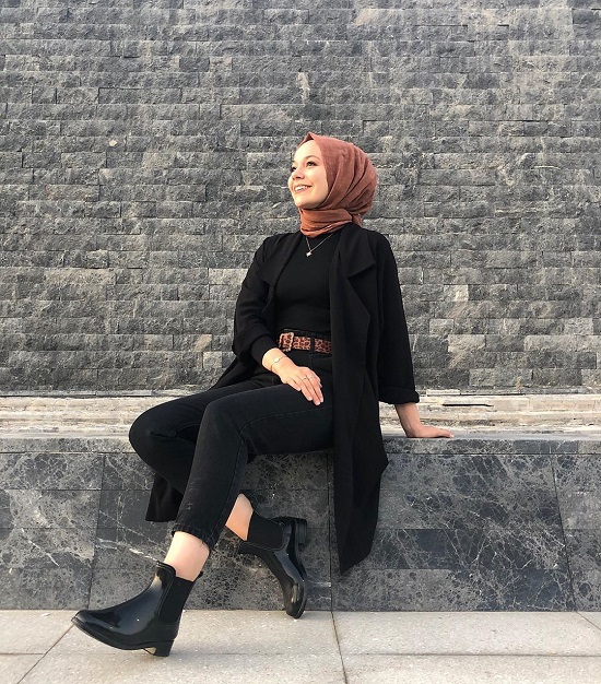 أفكار لتنسيق ملابسك السوداء مع الحجاب (6)