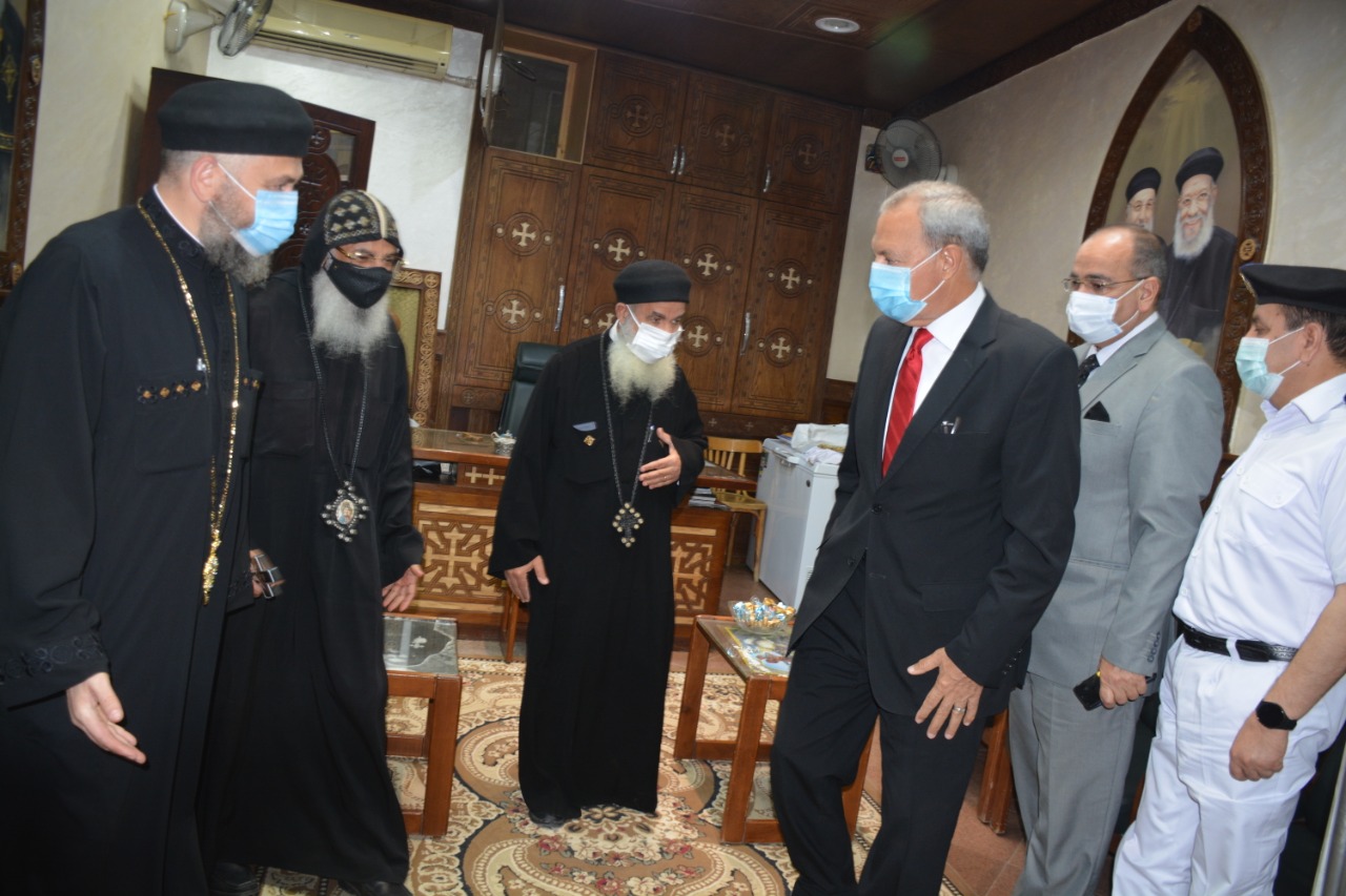 محافظ القليوبية ومدير الأمن يهنئان الأنبا مكسيموس بعيد القيامة المجيد (2)