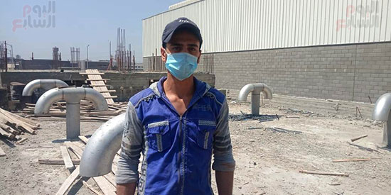 مصطفى-مبارك-أحد-العاملين-بمشروع-إنشاء-محطة-مياه-الشرب-بالمنطقة-الاستثمارية-ببنها
