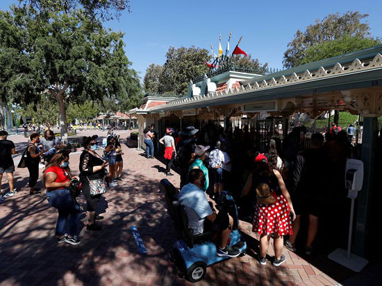 ينتظر الناس لدخول حديقة ديزني لاند في يوم إعادة افتتاحها
