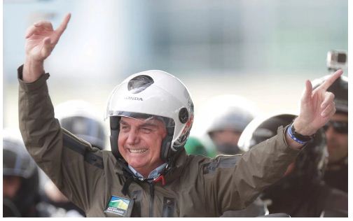 رئيس البرازيل يقود مظاهرات بالدراجات النارية