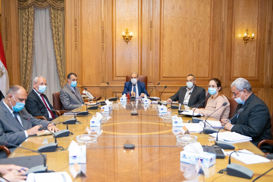 وزير الإنتاج الحربى يتابع الخطط الاستثمارية والبحثية لعدد من الشركات التابعة (3)