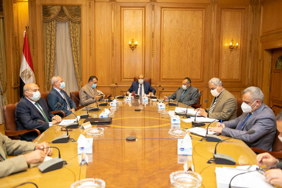 وزير الإنتاج الحربى يتابع الخطط الاستثمارية والبحثية لعدد من الشركات التابعة (1)