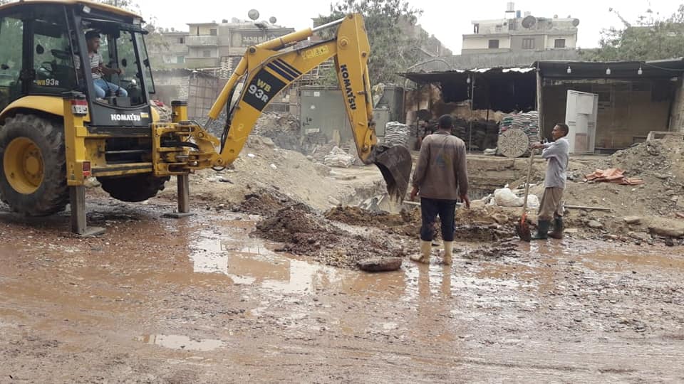 أعمال إصلاح الماسورة أسفل دائرى البساتين  (1)