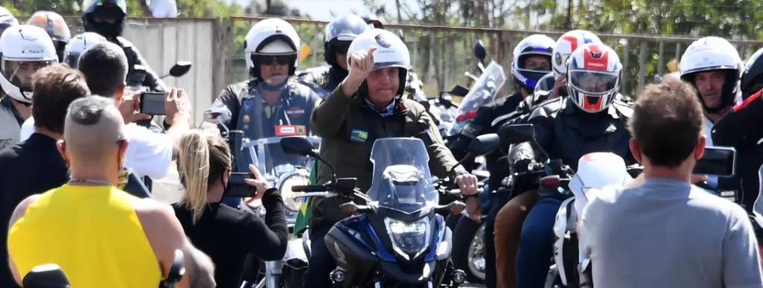 رئيس البرازيل يقود دراجة نارية