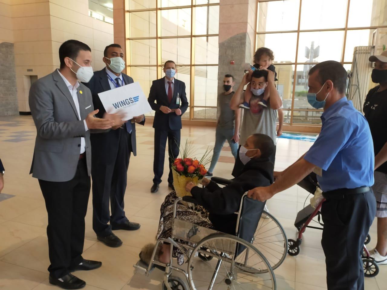 مدير مكتب هيئة تنشيط السياحة يستقبل السيدة جلوريا بمطار شرم الشيخ