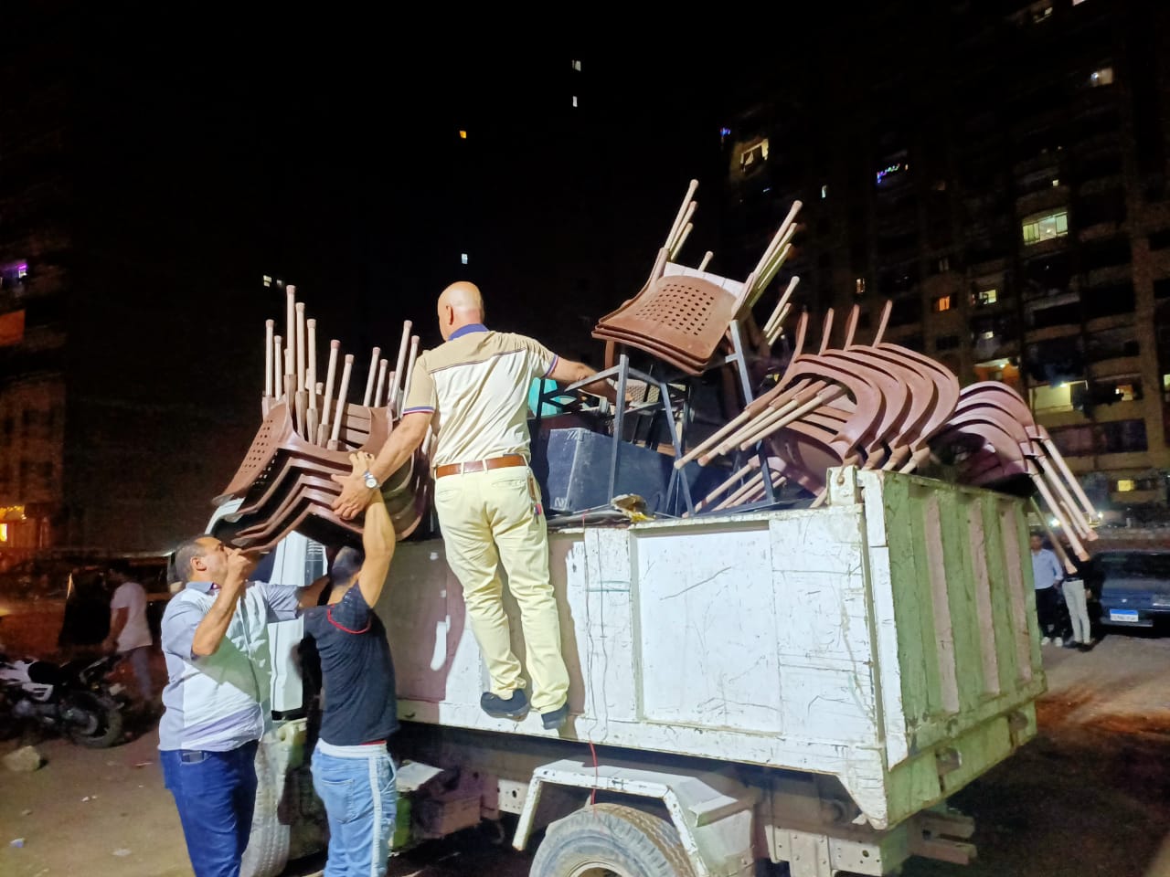 مصادرة كراسي وشيش من المقاهى مصادرة كراسي وشيش من المقاهى