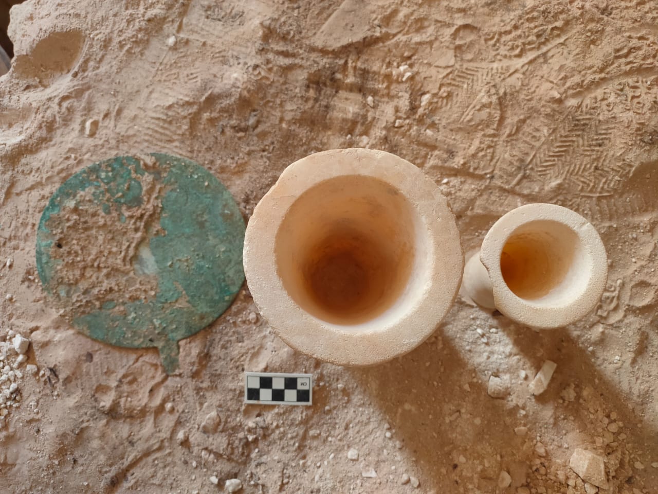 مجموعة من القطع المكتشفة داخل المقابر
