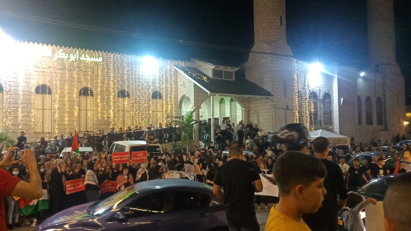 أعداد من المتظاهرين الفلسطينيين