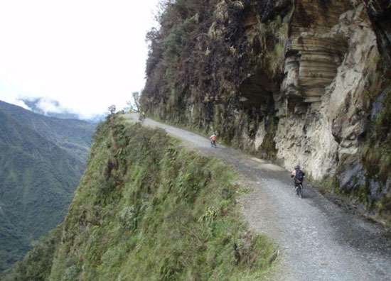 طريق يونجاس هو حوالي 60 كم  يربط مدينة لاباز و منطقة بوليفيا  تستقطب حوالي 25000 سائح سنويًا