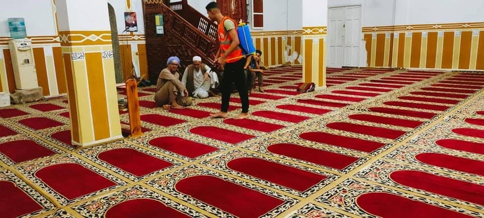 متطوعون شباب يعقمون المساجد (3)