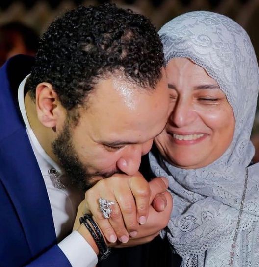 احمد خالد صالح يقبل يد والدته