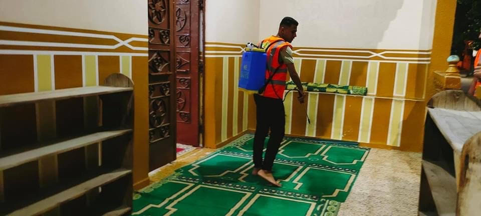 متطوعون شباب يعقمون المساجد (1)