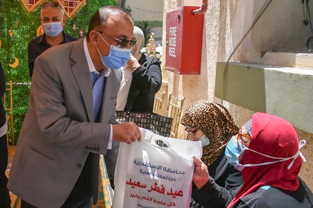 محافظ الإسكندرية يزور دور المسنين