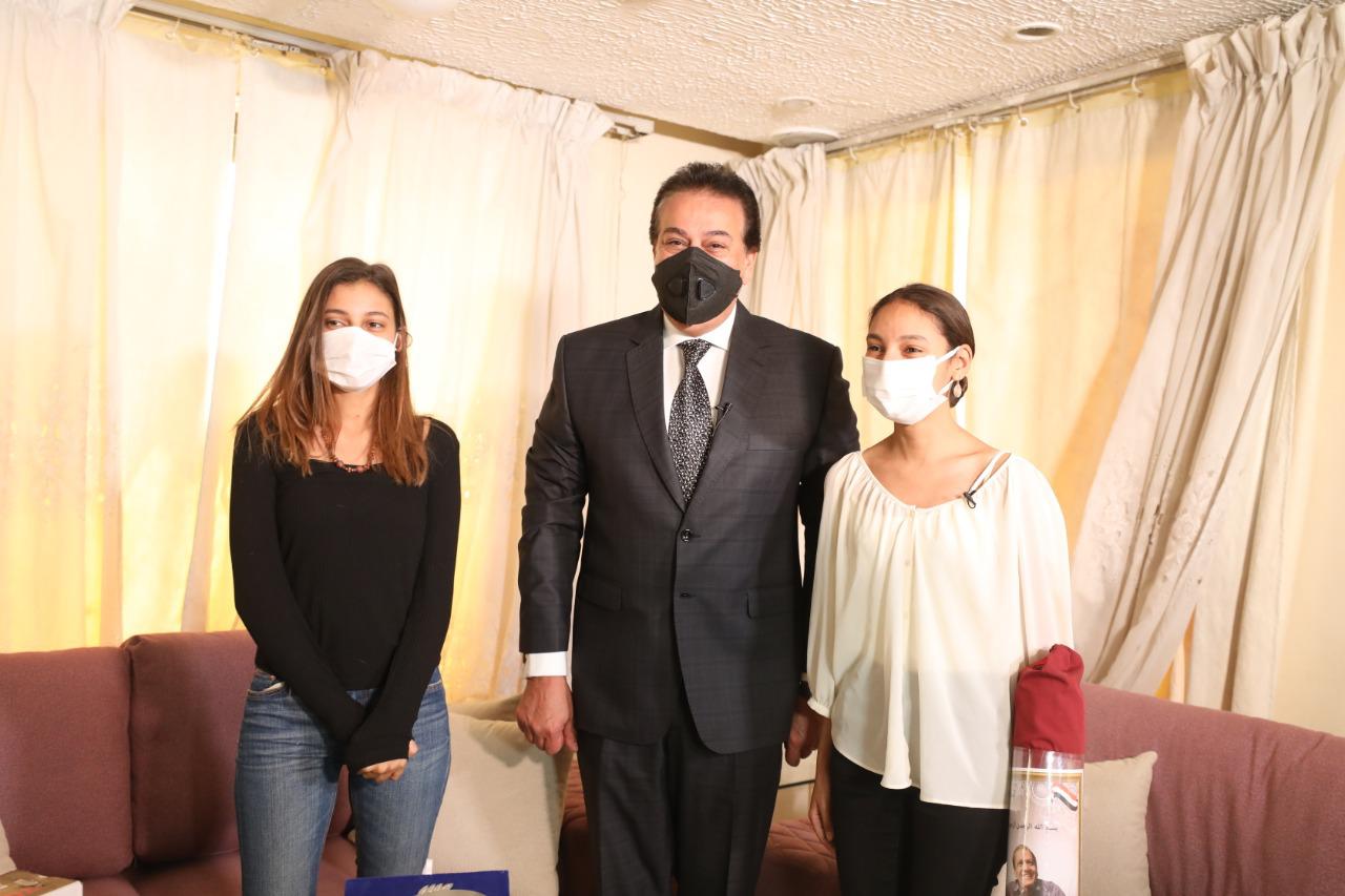 وزير التعليم العالى يزور اسر شهداء الجيش الابيض تنفيذا لتوجيهات الرئيس