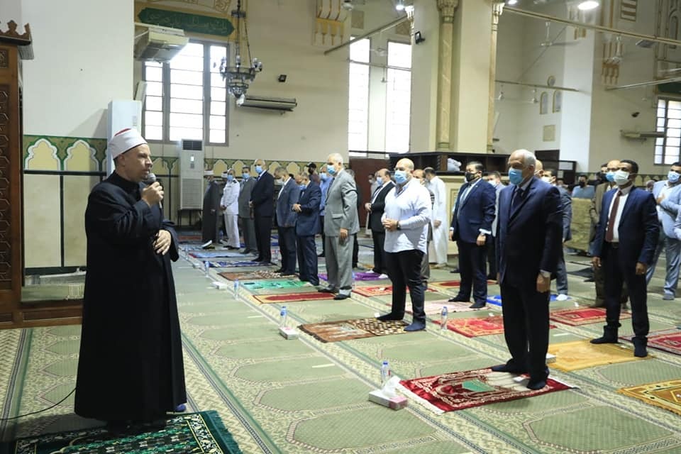 محافظ الجيزة يؤدى صلاة العيد بمسجد المغفرة  (1)