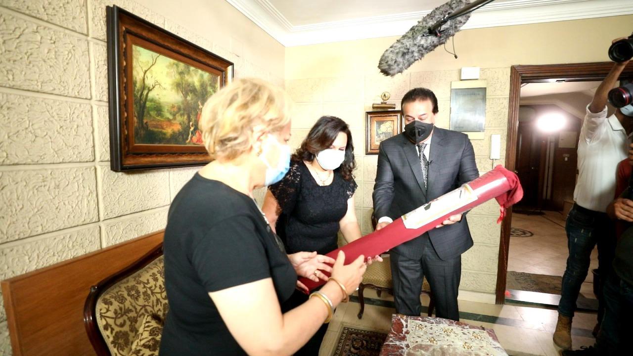 وزير التعليم العالى يزور أسر شهداء الاطباء