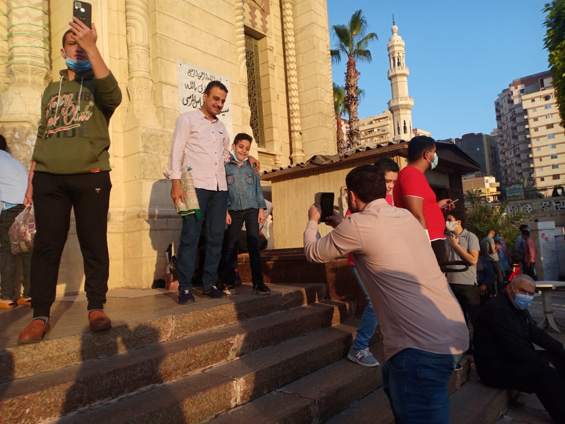 المواطنين يلتطقون سيلفى عقب صلاة العيد بالإسكندرية  (5)