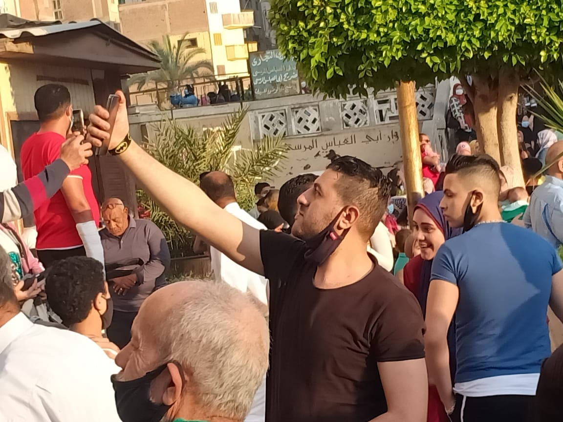 المواطنين يلتطقون سيلفى عقب صلاة العيد بالإسكندرية  (3)