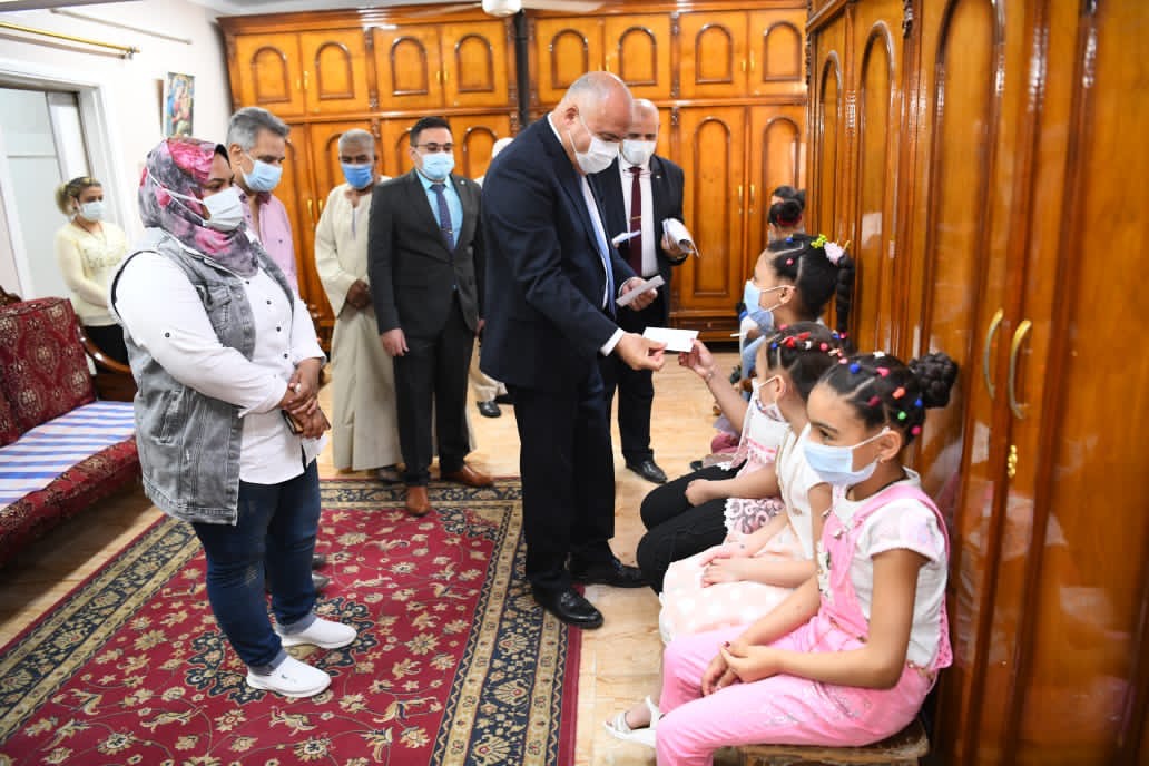 محافظ قنا يشارك الأطفال الأيتام فرحتهم بعيد الفطر المبارك (3)