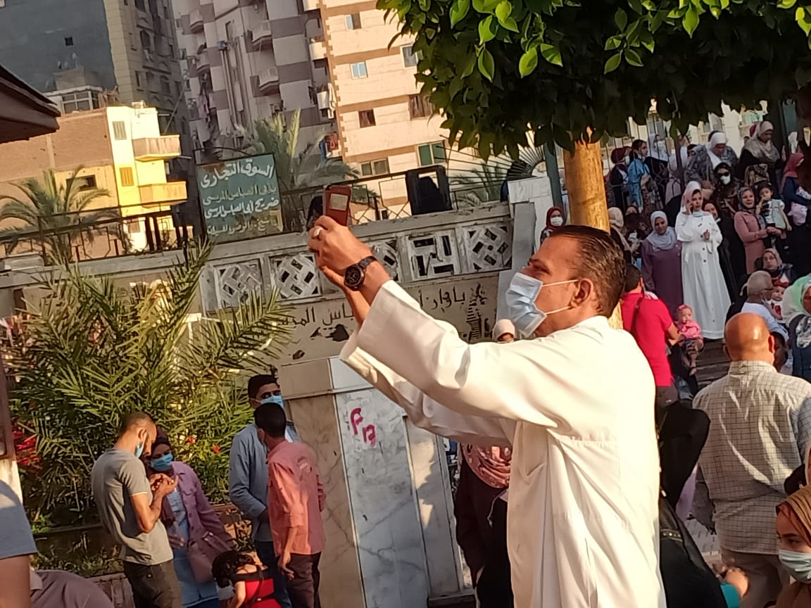 المواطنين يلتطقون سيلفى عقب صلاة العيد بالإسكندرية  (2)