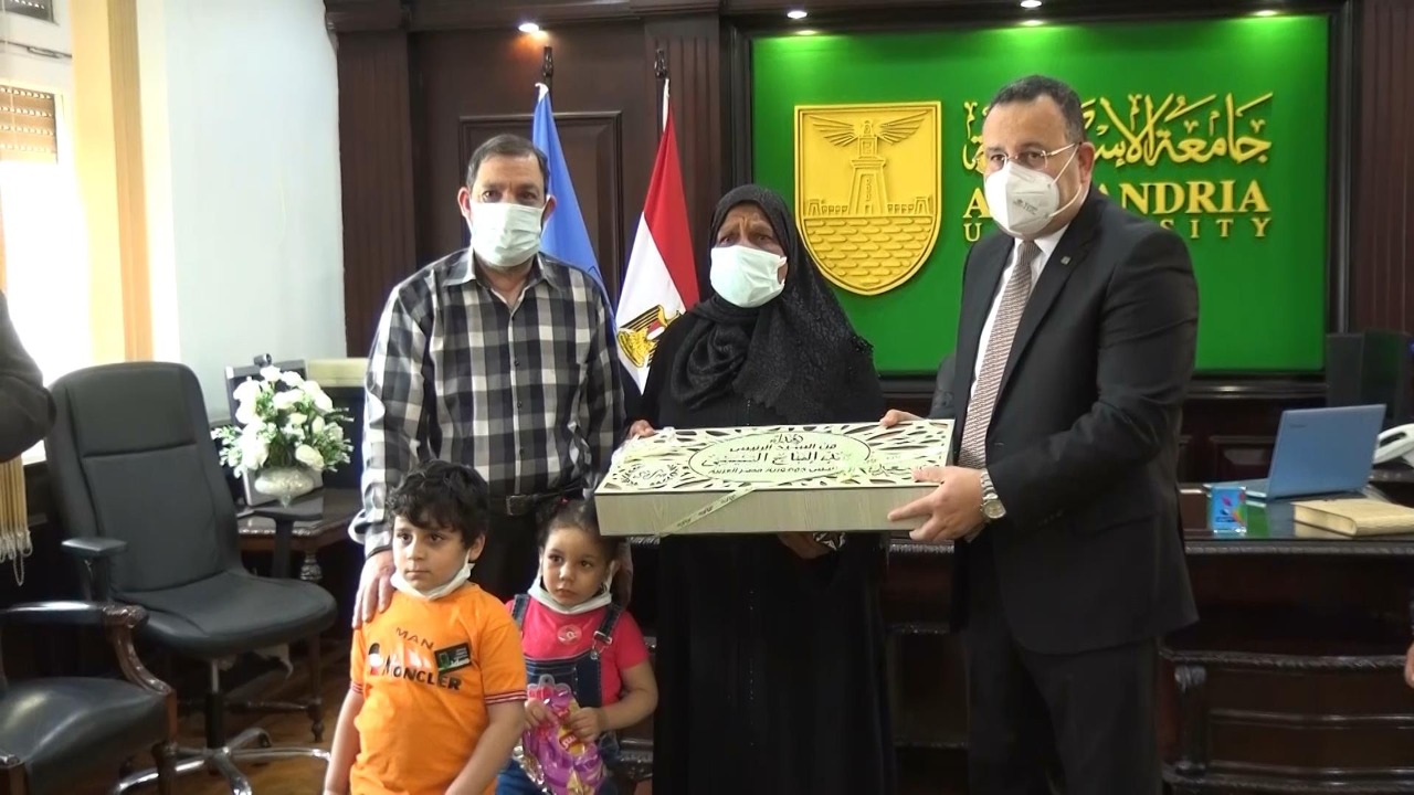 رئيس جامعة الإسكندرية يستقبل اسر شهداء الجيش الابيض جائحة كورونا