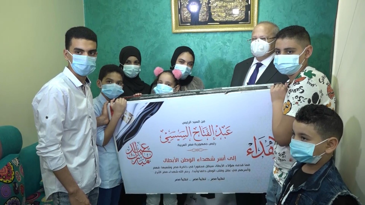 رئيس جامعة القاهرة يزور أسر شهداء الجيش الأبيض من جائحة كورونا تنفيذا لتوجيهات الرئيس