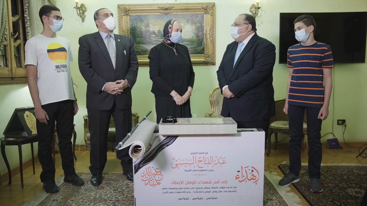 الدكتور ماجد نجم رئيس جامعة حلوان يسلم هدايا الرئيس لاسر شهداء الاطباء