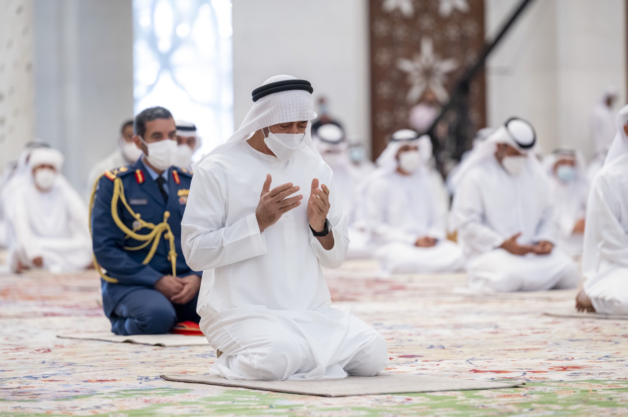 محمد بن زايد يؤدى الصلاة فى جامع زايد الكبير