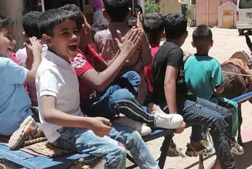أطفال قرية البعيرات بالأقصر يحتفلون بعيد الفطر المبارك على عربات الكارو
