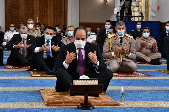 الرئيس السيسي وكبار رجال الدولة يؤدون صلاة عيد الفطر بمسجد الماسة بالعلمين الجديدة (4)