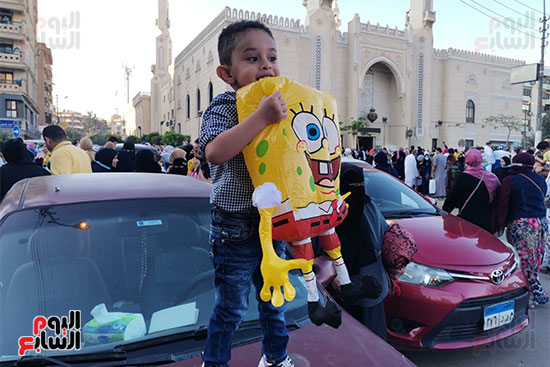 سبونج بوب يحتفل مع الأطفال أمام مسجد أبو بكر الصديق