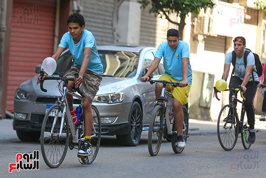 شباب يحتفلون بالعيد علي دراجتهم (1)
