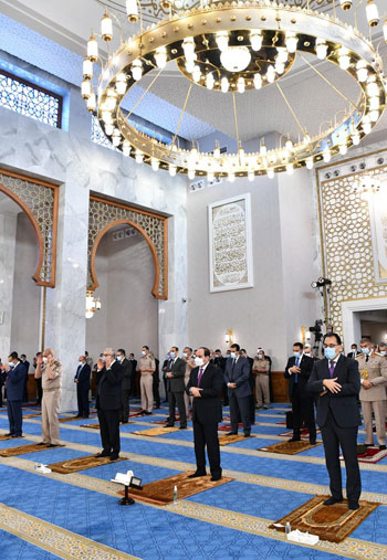 الرئيس السيسي وكبار رجال الدولة يؤدون صلاة عيد الفطر بمسجد الماسة بالعلمين الجديدة (5)